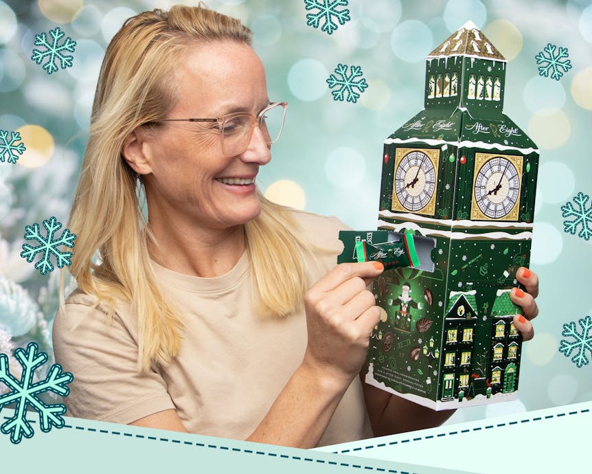 glad kvinne med after eight julekalender
