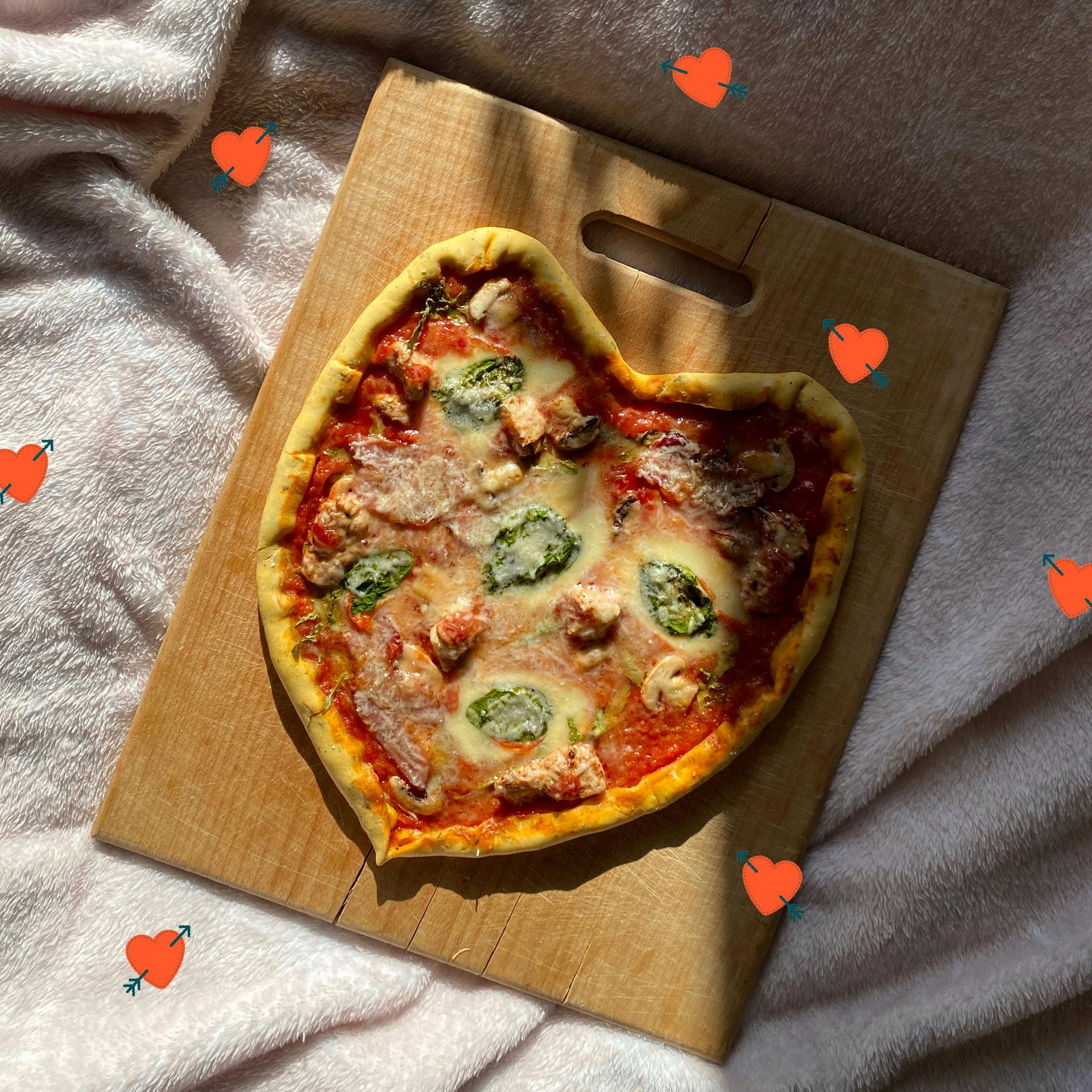 Herzförmige Pizza