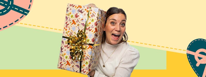 glad tjej med stort paket i famnen
