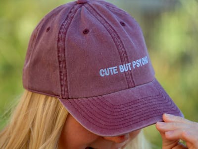 Keps med personlig brodyr