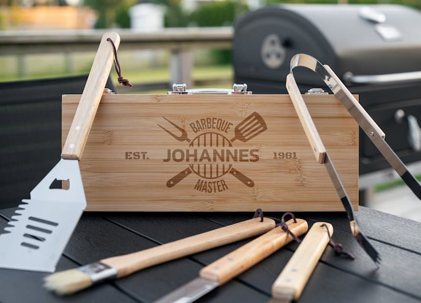 Grillwerkzeuge in Holzkiste mit Gravur
