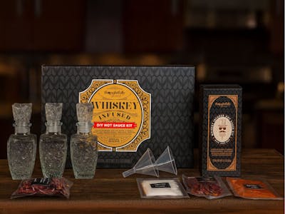 DIY Whiskey Infused Hot Sauce Lahjapakkaus - Thoughtfully