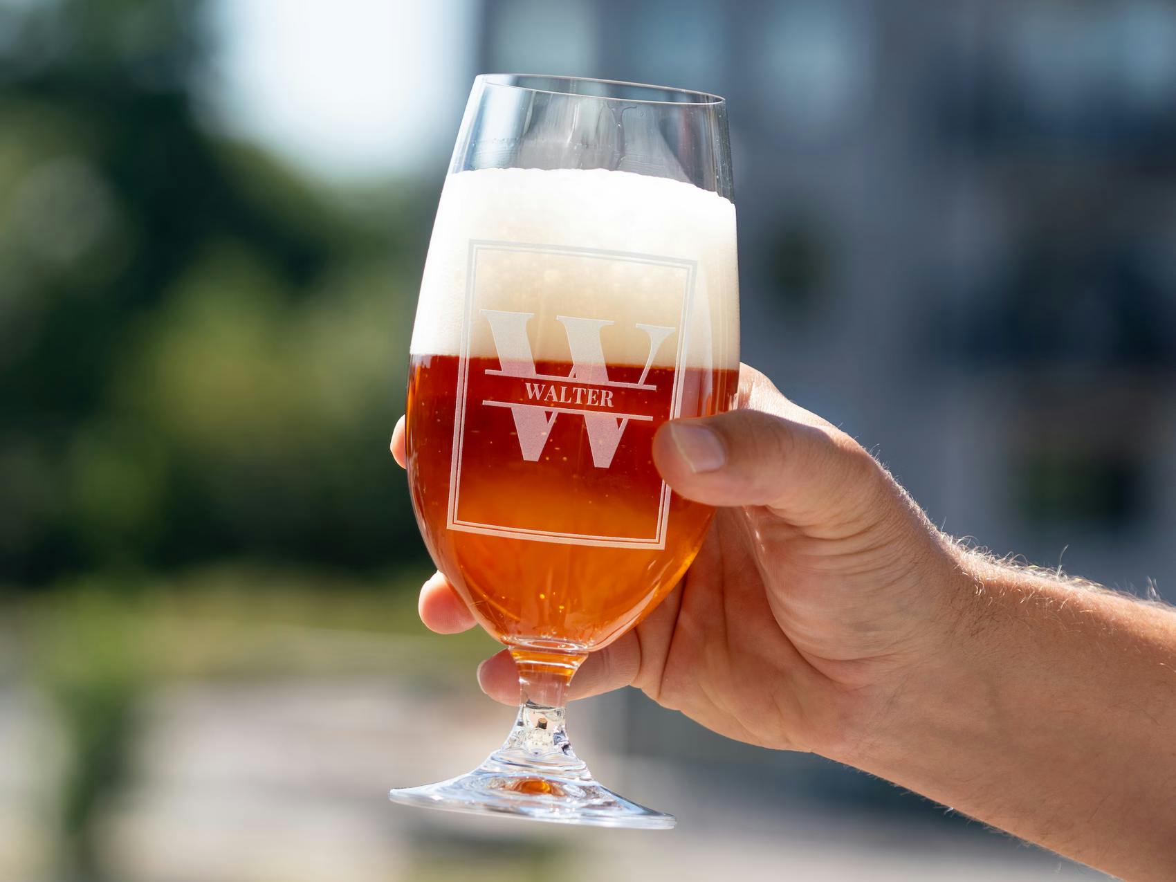 Et robust ølglas med navn graveret på siden, perfekt som en personlig gave