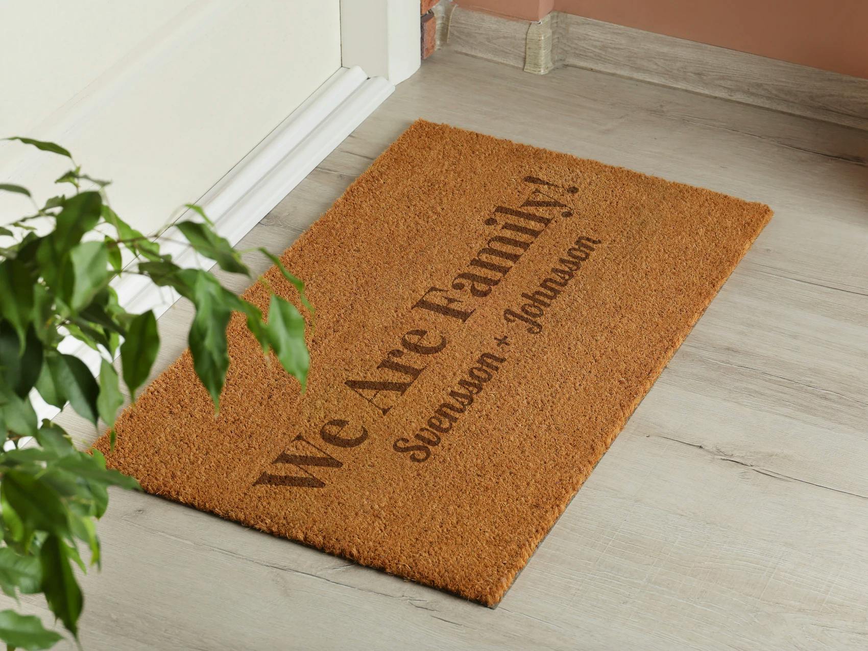 En slitstark dörrmatta med personlig text och design som välkomnar gæster i hallen