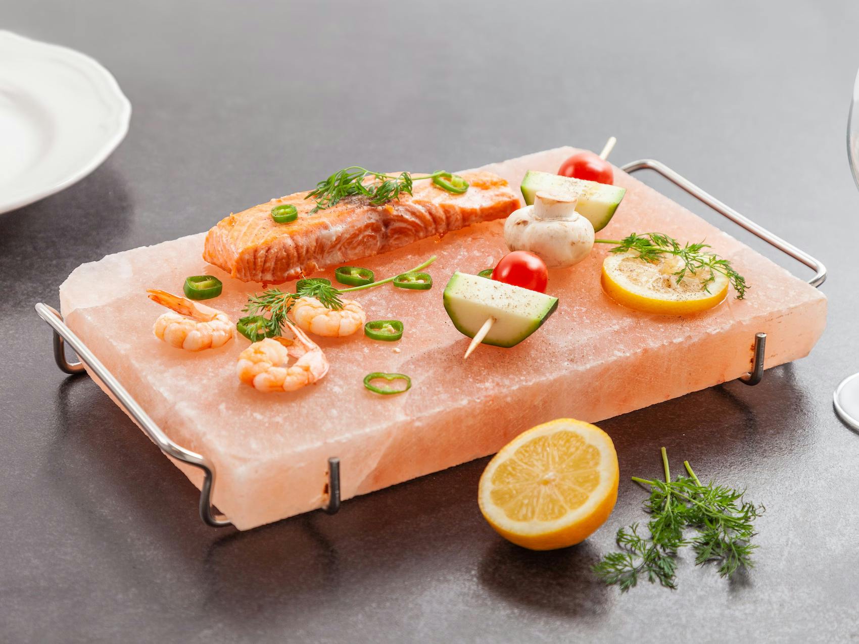 En lyserød saltsten fra Himalaya placeret på en metalholder, klar til madlavning eller servering