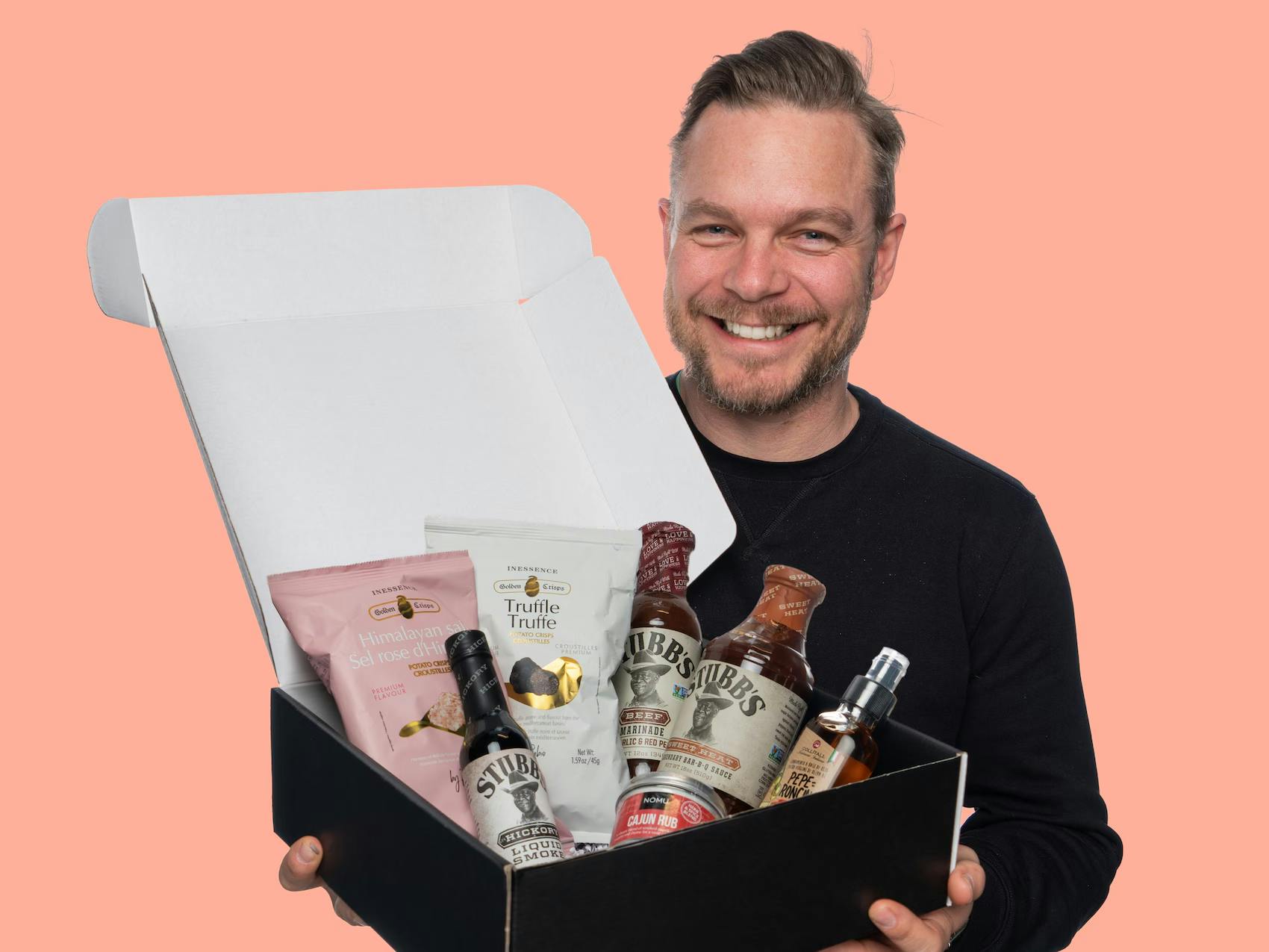 En flot indpakket gaveæske fyldt med forskellige delikatesser og spændende produkter.