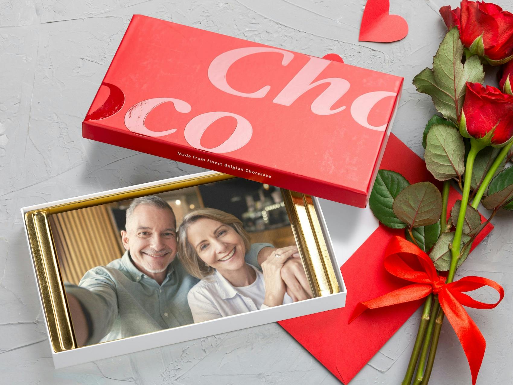 En stor chokoladeplade med et personligt billede og tekst på emballagen