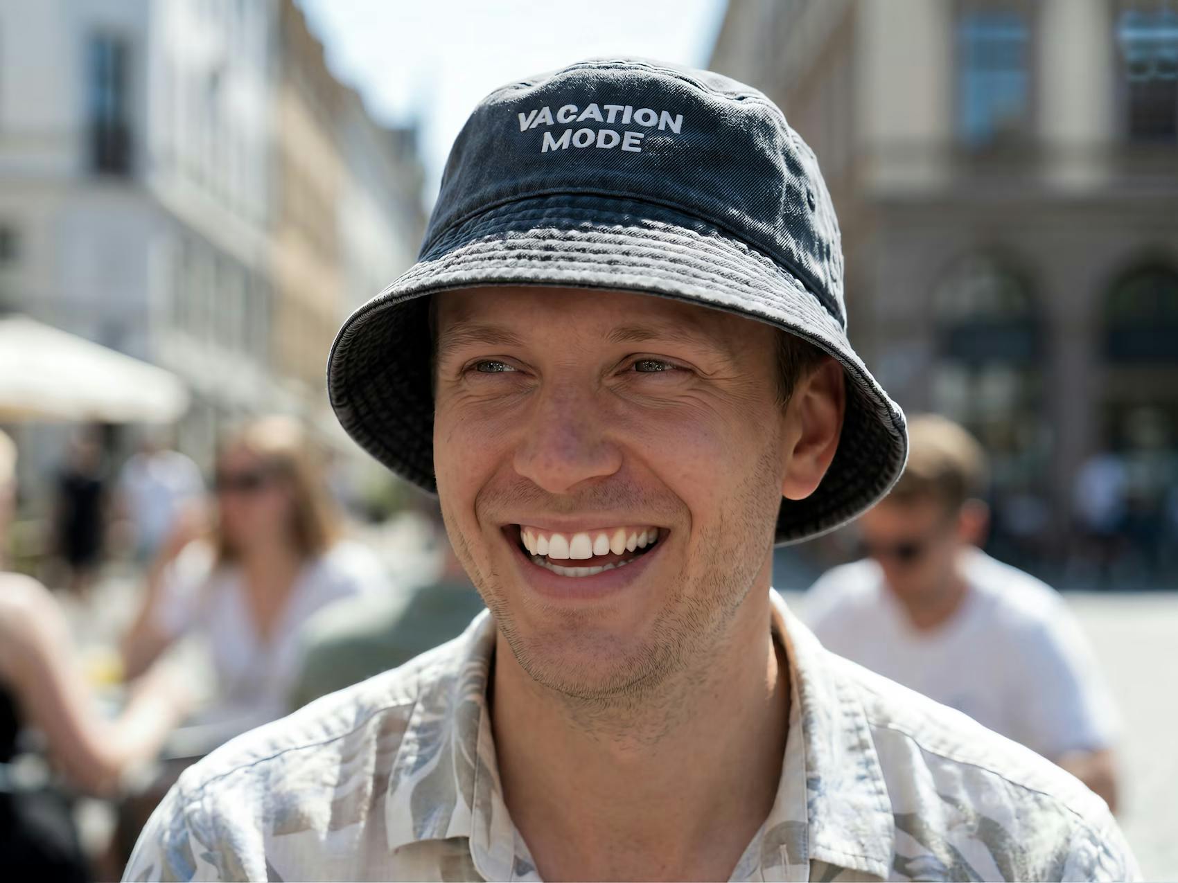 Mørkegrå bucket hat med personlig brodering for utdrikningslag