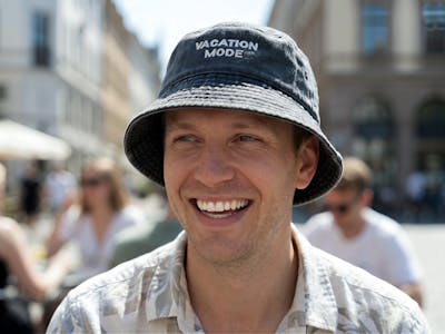 Bucket hat med personlig brodyr för hela svensexa-gänget