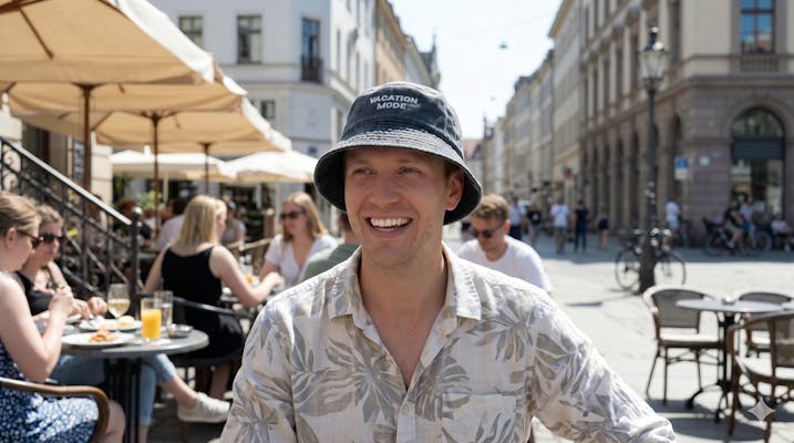 Mørkegrå bucket hat med personlig brodering for utdrikningslag