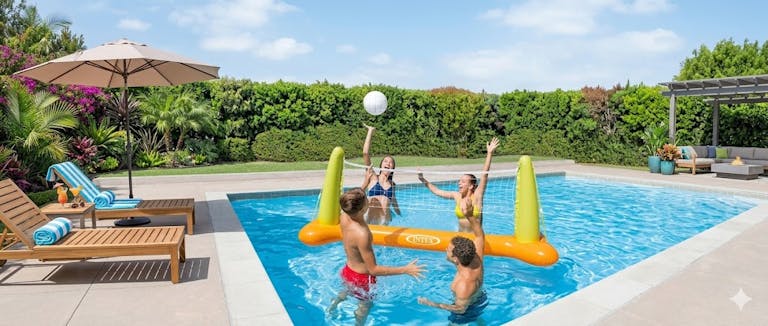 En grupp ungdomar spelar volleyboll i en pool med ett uppblåsbart volleybollnät från Intex, vilket är en rolig badleksak för aktiva sommardagar.