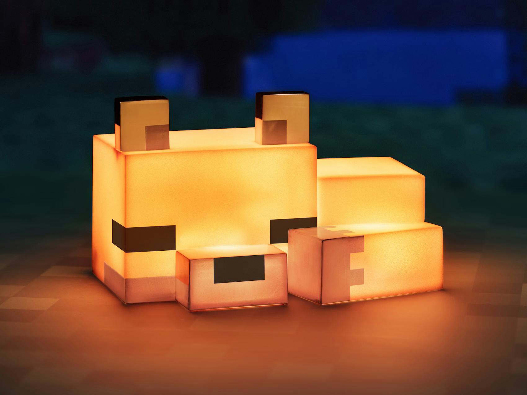 Minecraft Fox -yövalo lämpimällä oranssilla hehkulla.