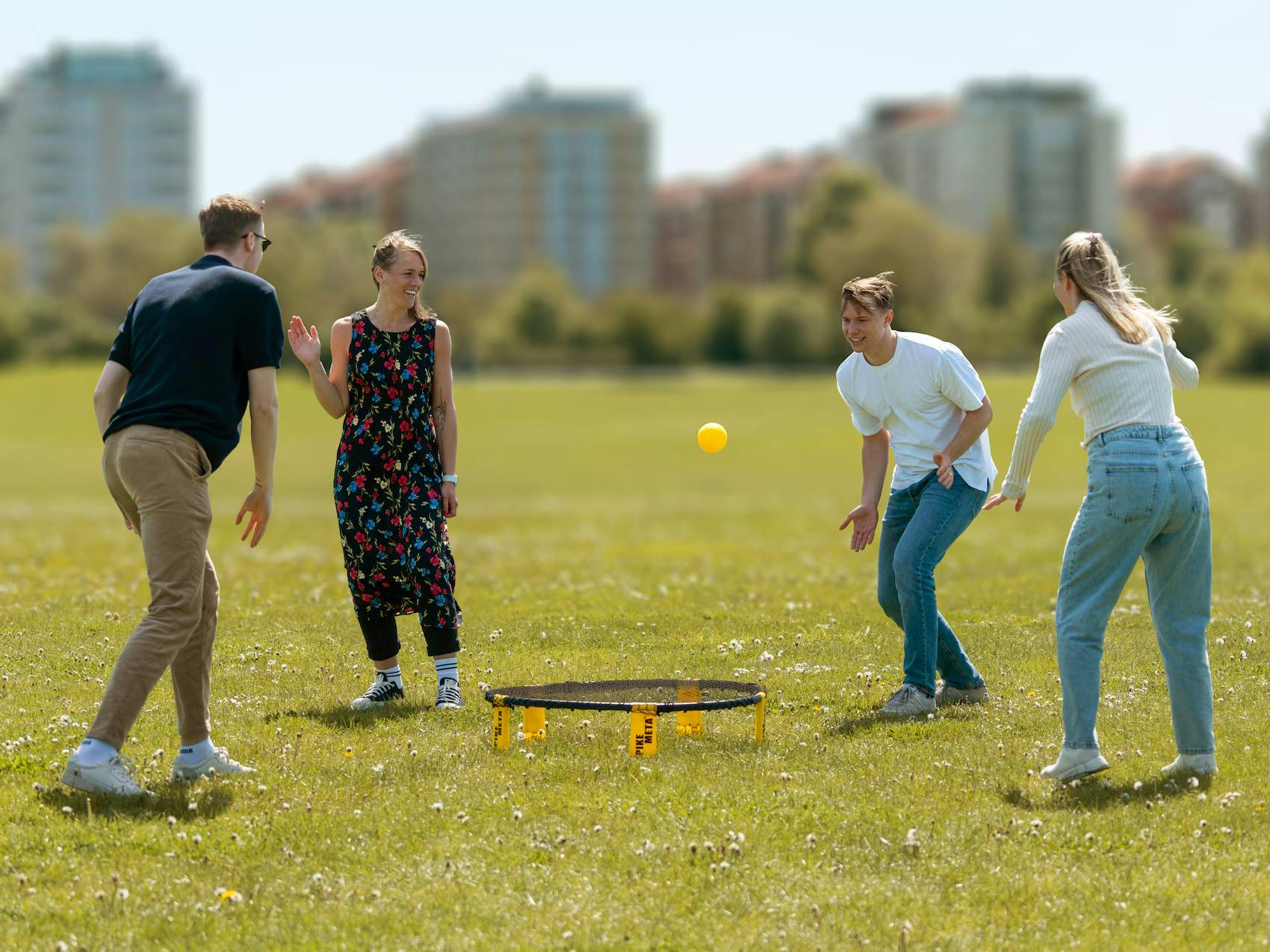 Spikemeta-peli verkolla ja pallolla, suosittu ulkopeli kesään.