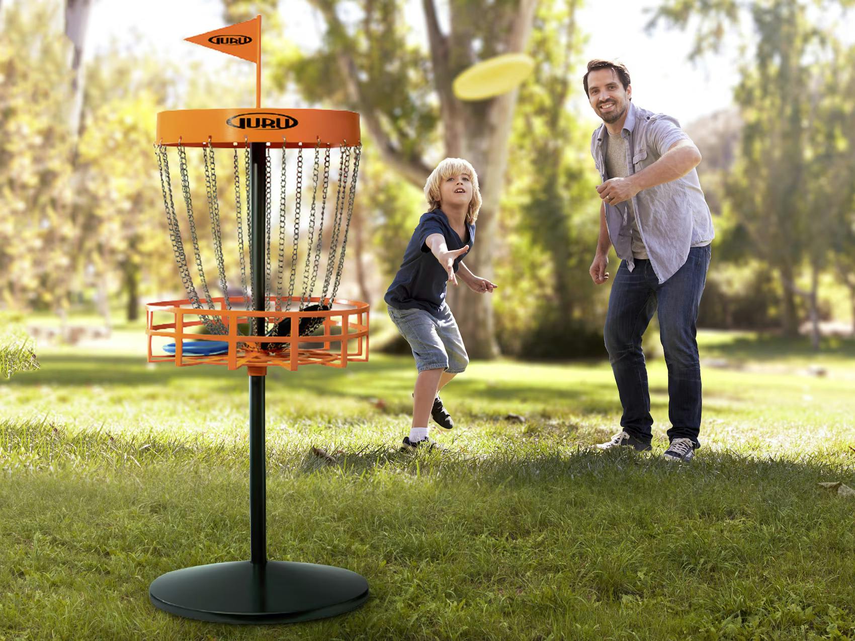 Frisbeegolf-kori ja frisbeet pihalla, hauskaa tekemistä lapsille ulkona.