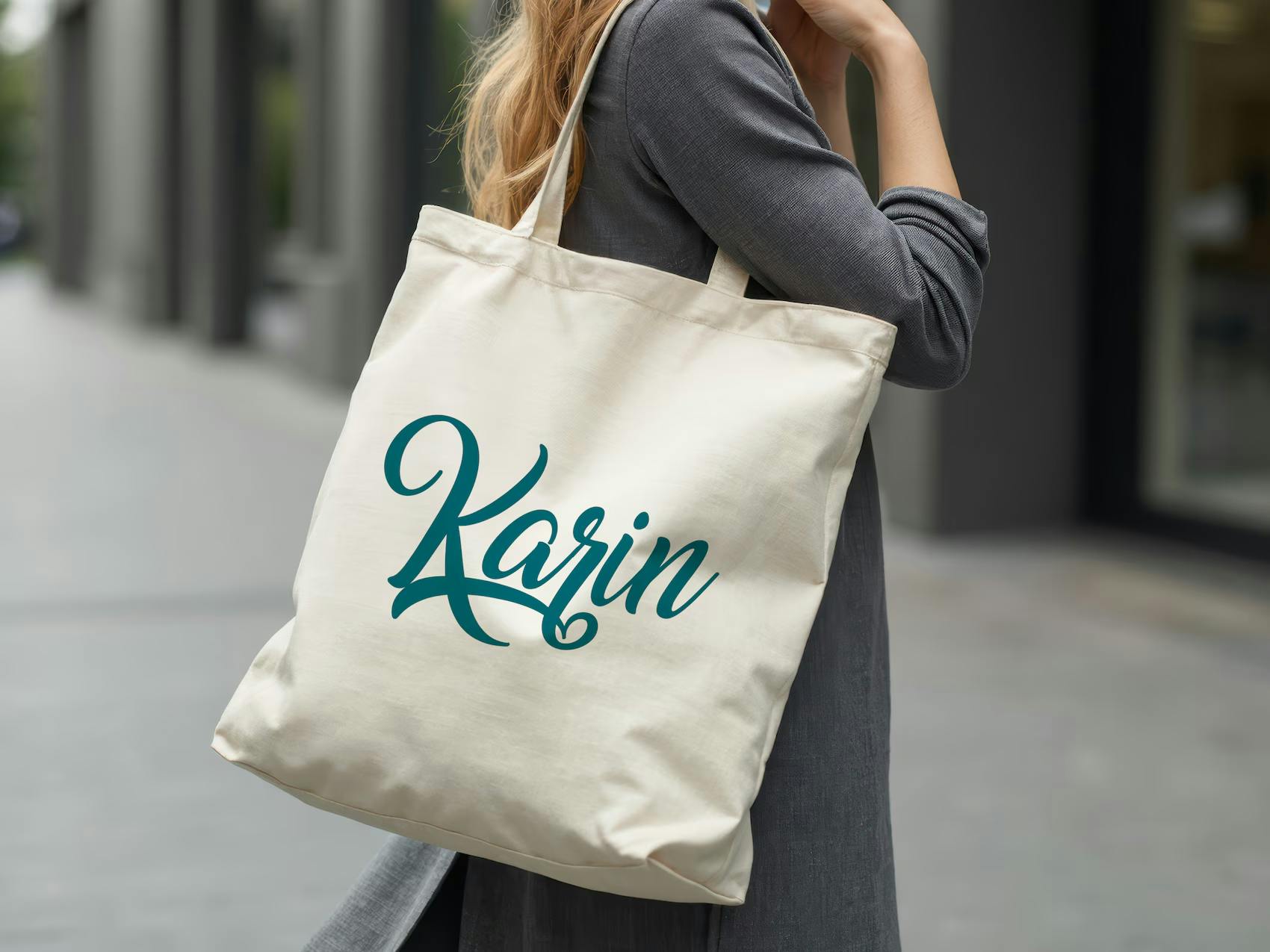 Käytännöllinen luonnonvalkoinen kangaskassi, johon on painettu nimi "Karin". Personallinen kangaskassi on hyödyllinen lahja opettajalle tai kasvattajalle, joka tarvitsee kestävän laukun kirjojen ja tarvikkeiden kantamiseen arjessa.