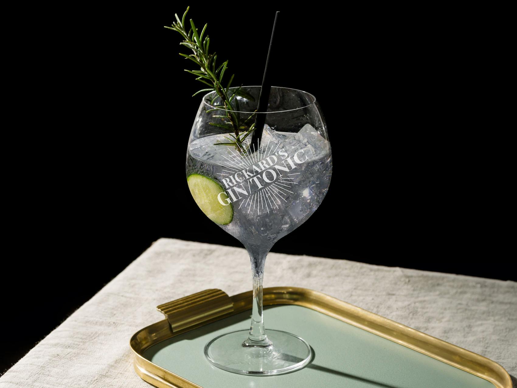 Ylellinen gin-lasi henkilökohtaisella kaiverruksella, koristeltu limellä ja rosmariinilla. Täydellinen valmistujaislahja yliopistosta valmistuvalle juhlistamaan saavutusta.