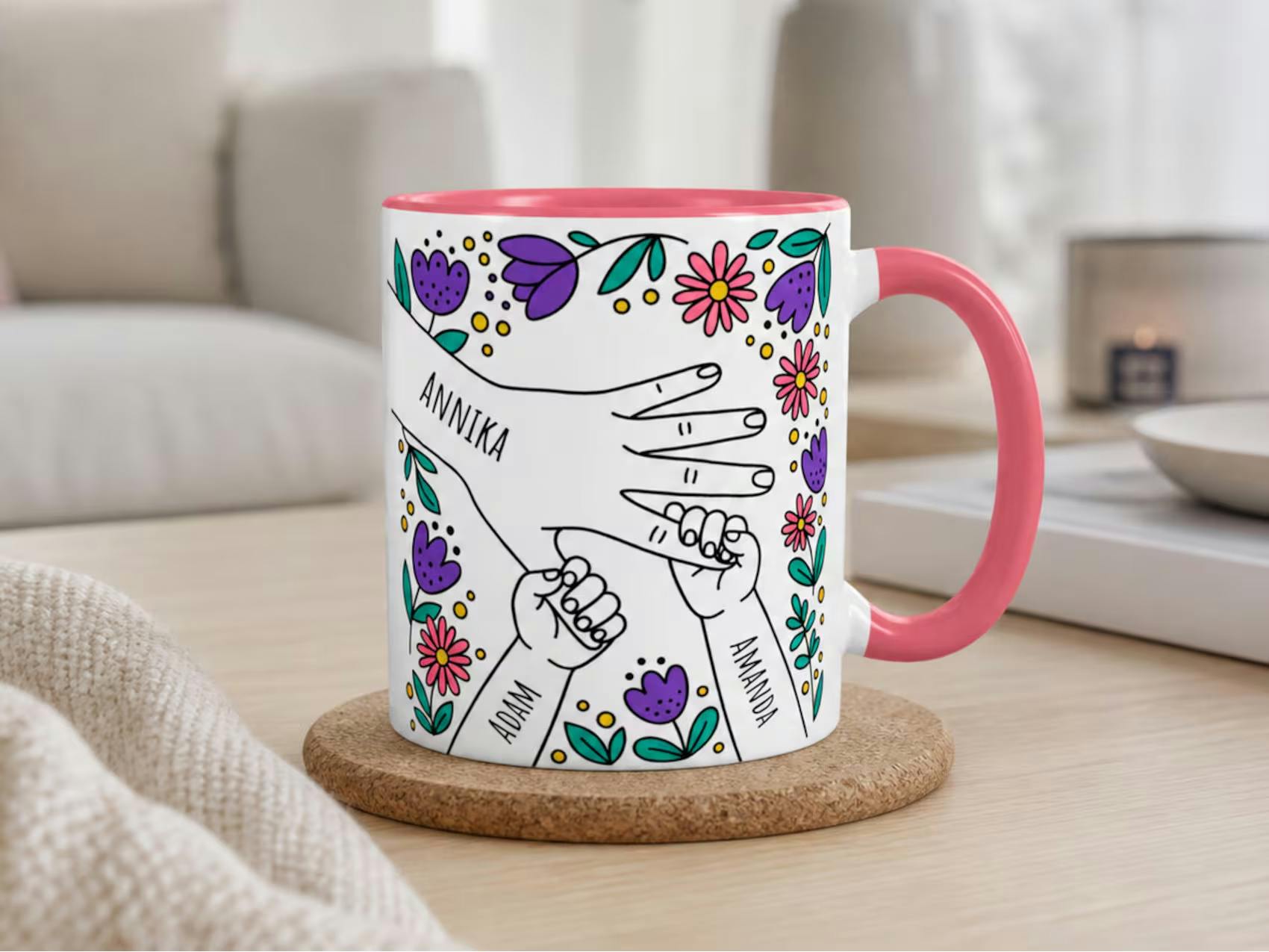 Vit keramikmugg med texten 'Hand i hand' och personligt namn. En omtänksam present till nybliven mamma för lugna stunder.