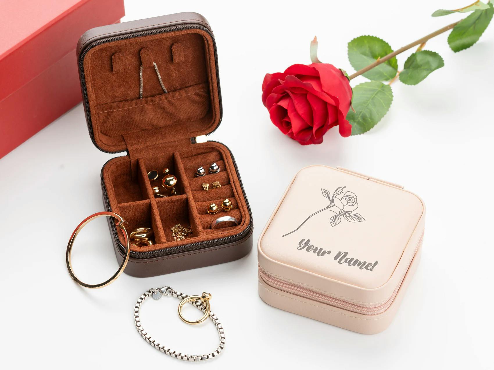Elegant smyckeskrin i sammet med personlig gravyr på locket. Den ultimata push presenten från pappan till mamman.