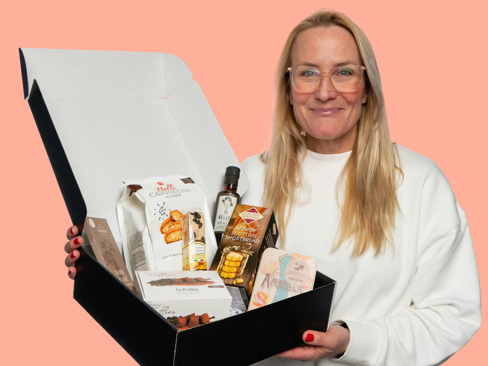 Välfylld presentlåda med delikatesser och lyxiga produkter. En färdig lösning för en unik och uppskattad present.
