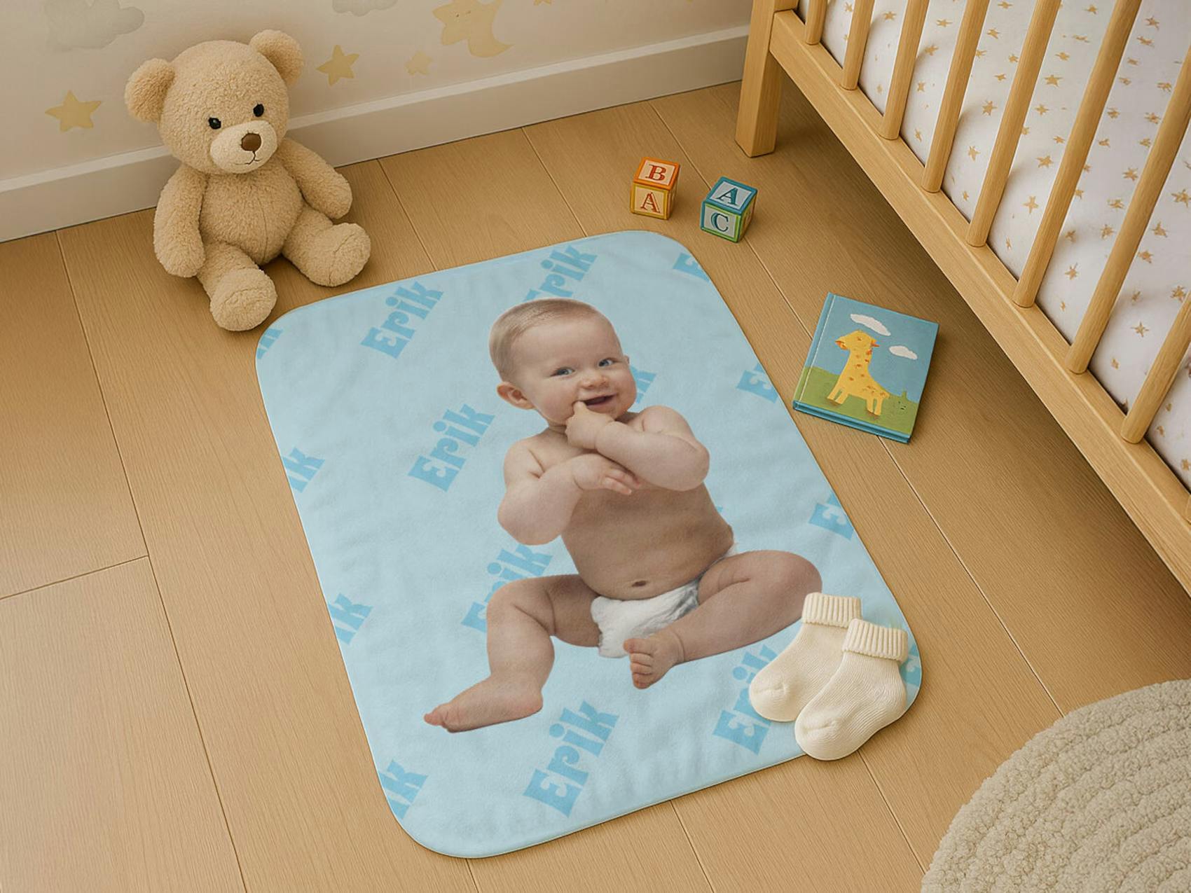 Et mykt personlig babyteppe med brodert navn. En klassisk og varm gave til babyshower.