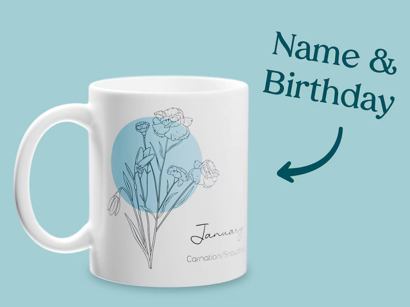 En stilren vit kaffemugg med tryck av en minimalistisk linjeteckning föreställande januari månadsblommor (nejlika och snödroppe) mot en ljusblå cirkel, med texten "January" skrivet i skrivstil under motivet.