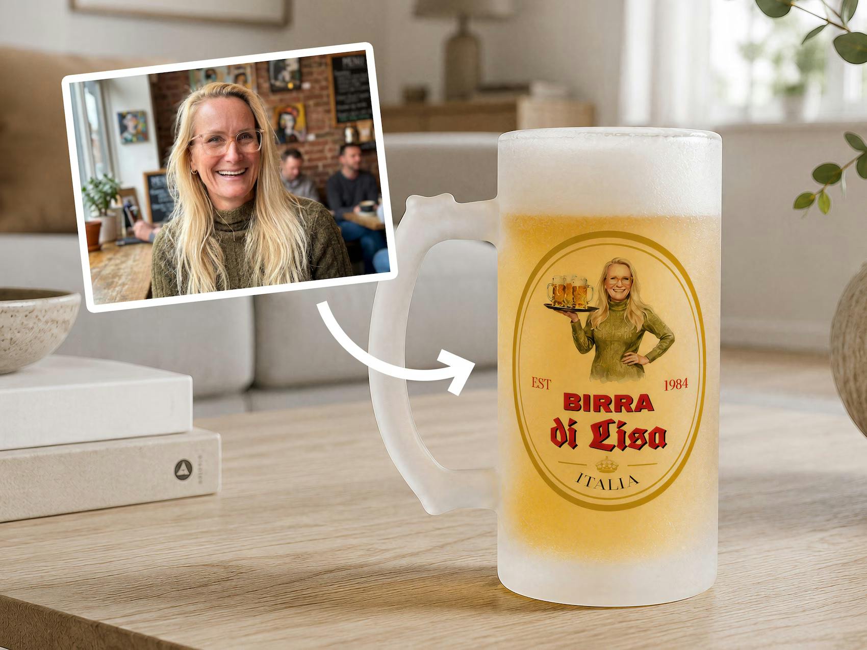 Ett stort, frostat ölglas med handtag på ett träbord. Glaset har ett personligt tryck i form av en klassisk öl-etikett med texten "Birra di Lisa" och en illustration av en leende kvinna som bär en ölbricka, skapad utifrån ett infällt referensfoto.