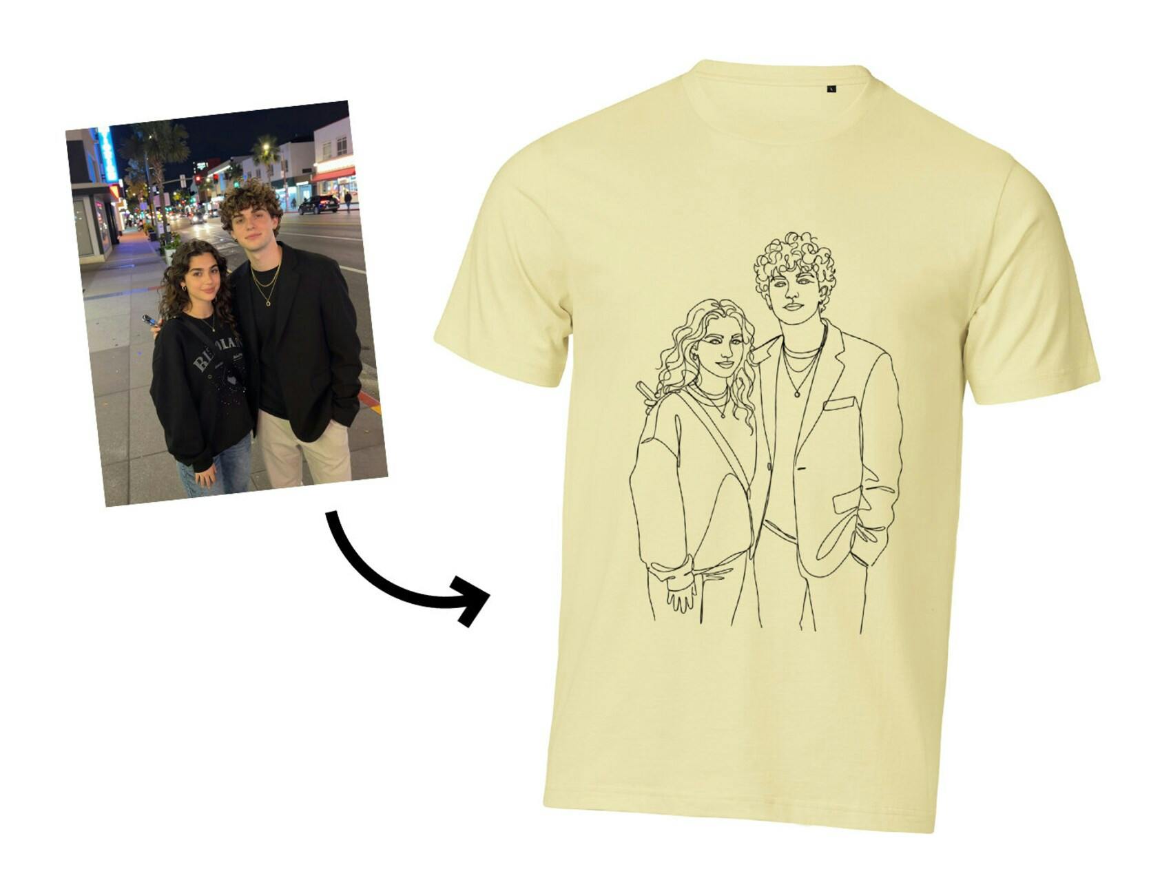 En ljusgul t-shirt med ett minimalistiskt tryck i form av en linjeteckning som föreställer ett par, skapat utifrån ett infällt referensfotografi till vänster.