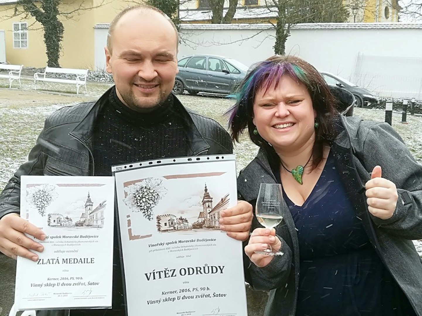 V dubnu nám trochu sněžilo tak jsme výjimčně udělali fotku ocenění na místní výstavě vín