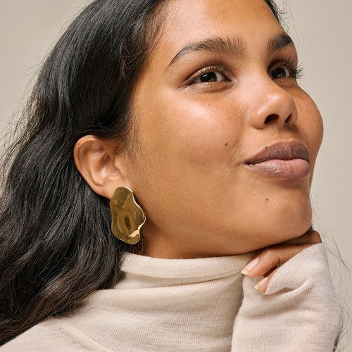 Kvinde med Store guld Øreringe