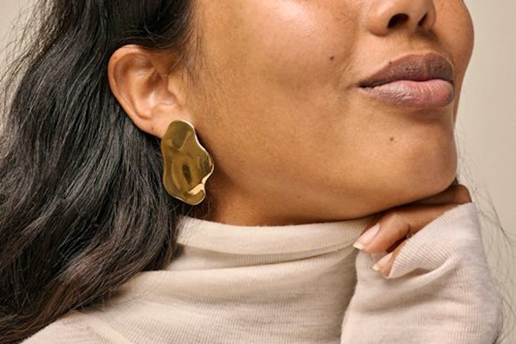 Cleopratra Earrings - Enamel Copenhagen Kvinde med Store guld Øreringe