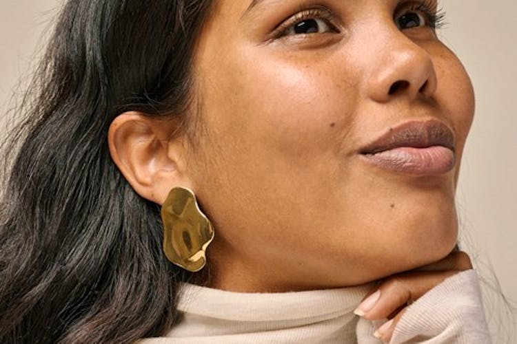 Cleopratra Earrings - Enamel Copenhagen Kvinde med Store guld Øreringe