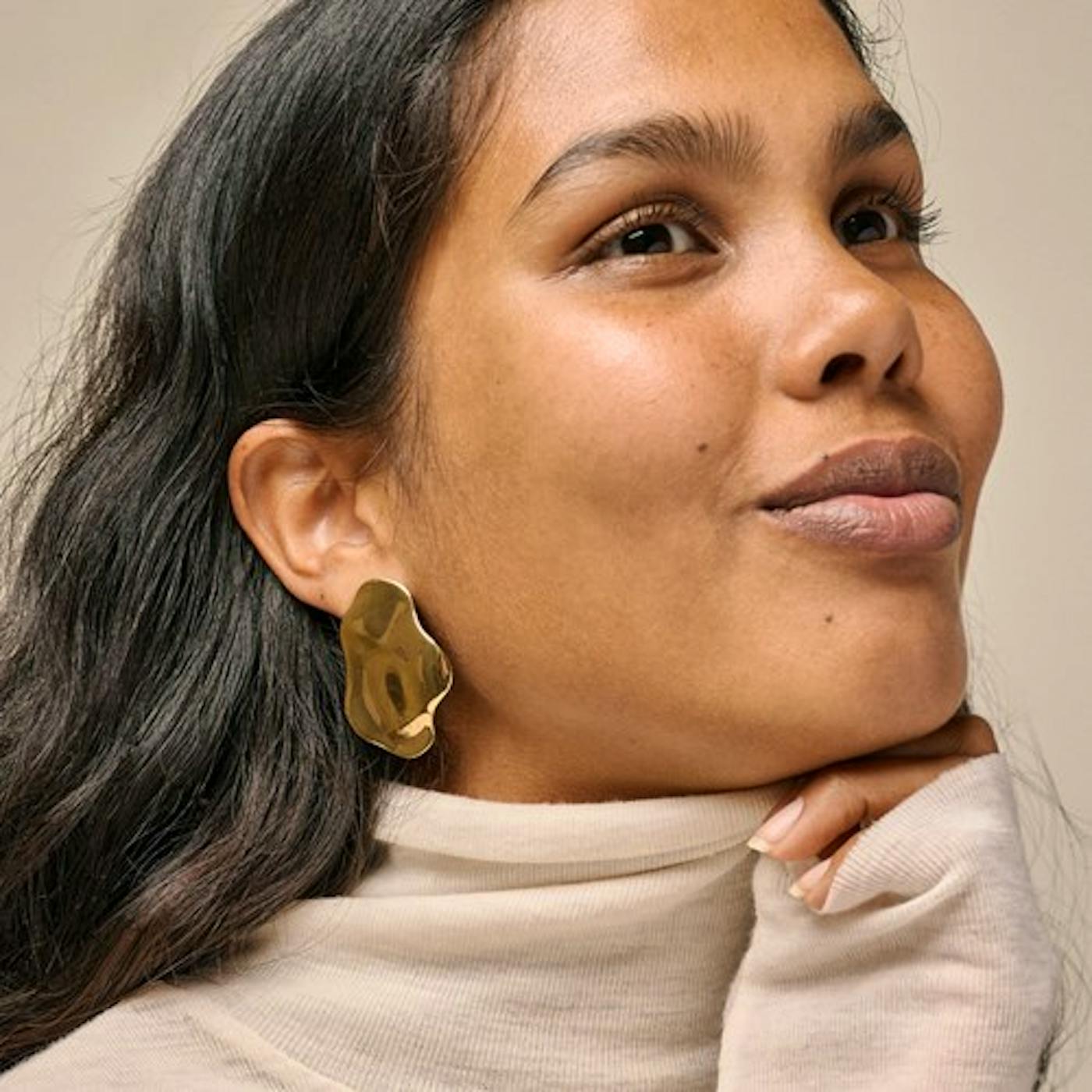 Cleopratra Earrings - Enamel Copenhagen Kvinde med Store guld Øreringe