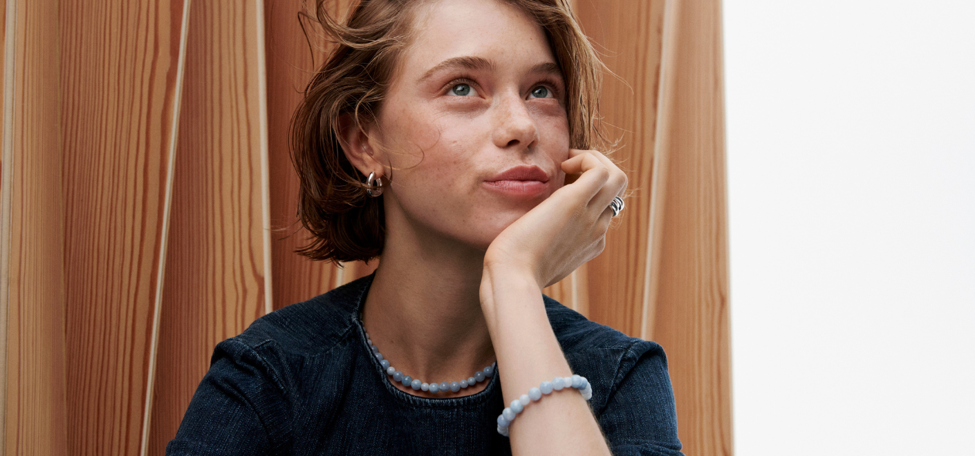 Woman with mathcing bracelet and necklace from Pernille corydon