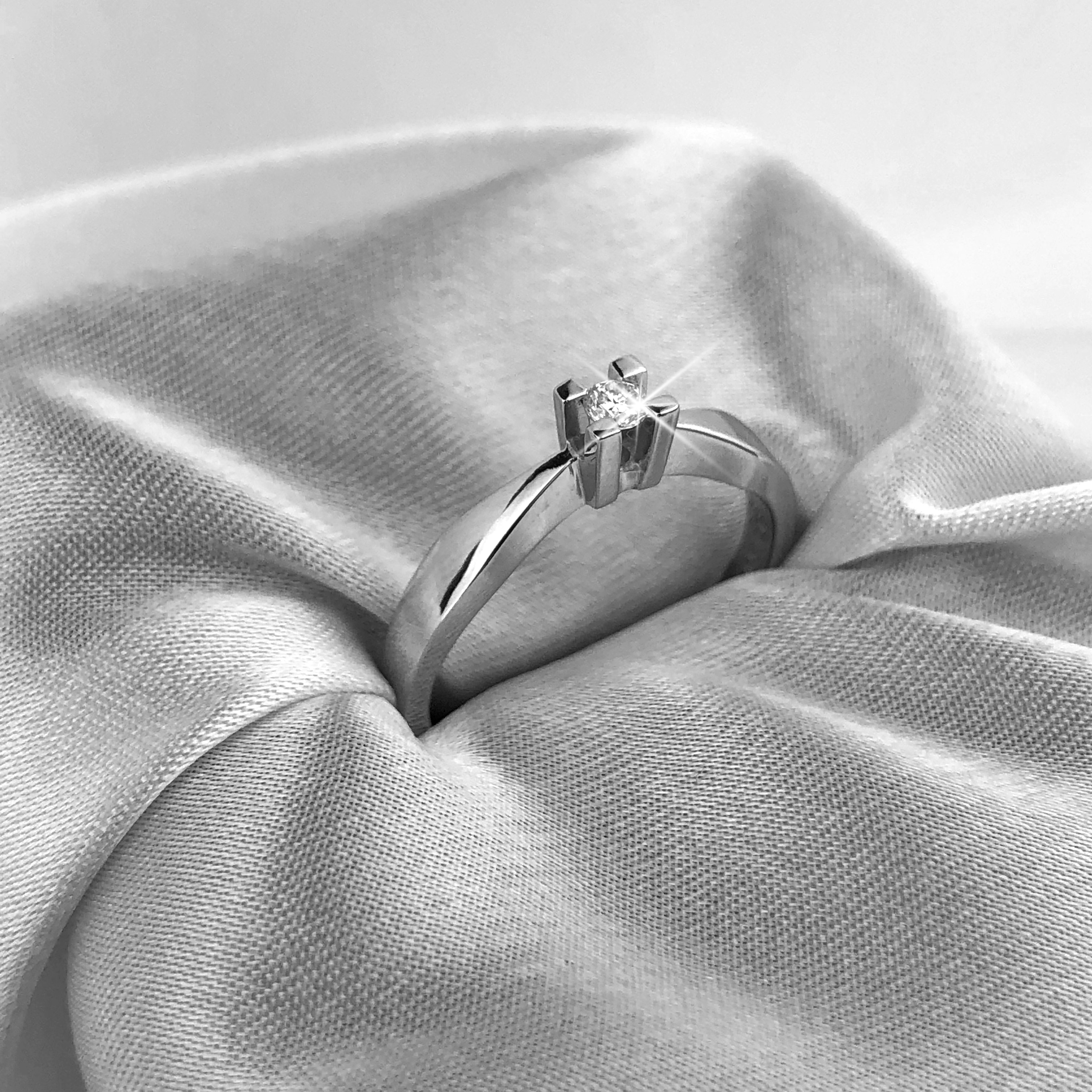 Eternity Ring With 0.03ct W/SI Diamond 4c