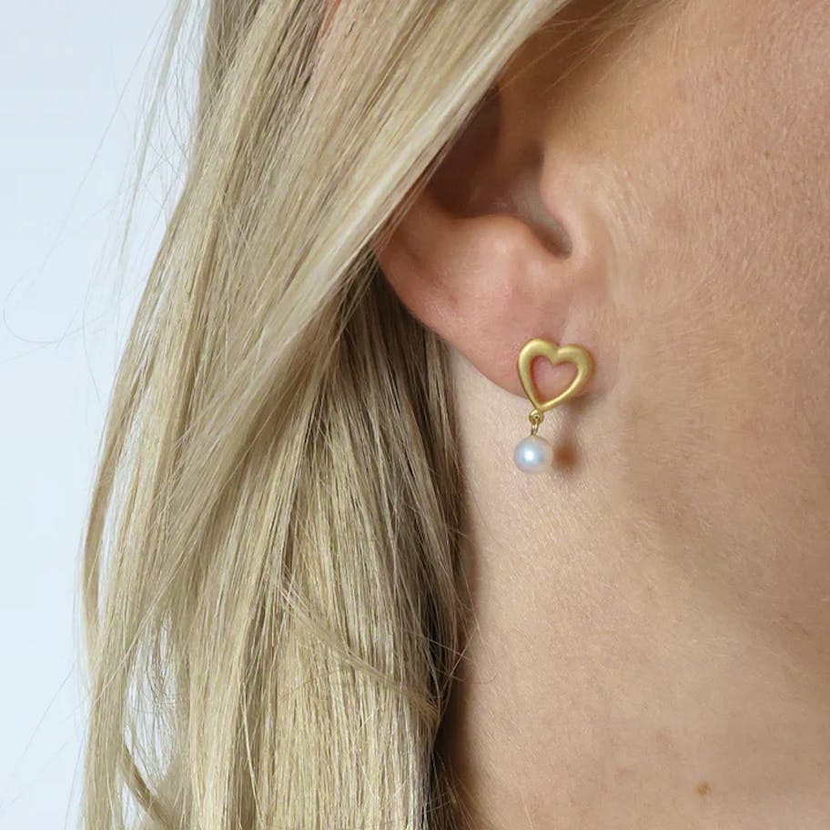 Essentials by Aagaard — Pearl Heart Stud Earrings, 8kt Essentials by Aagaard Pearl Heart Stud Earrings, 8kt — Øreringe