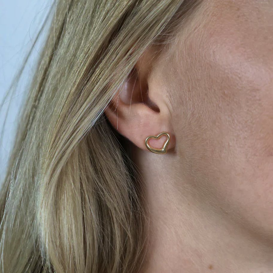Essentials by Aagaard — Heart Stud Earrings, 8kt Essentials by Aagaard Heart Stud Earrings, 8kt — Øreringe