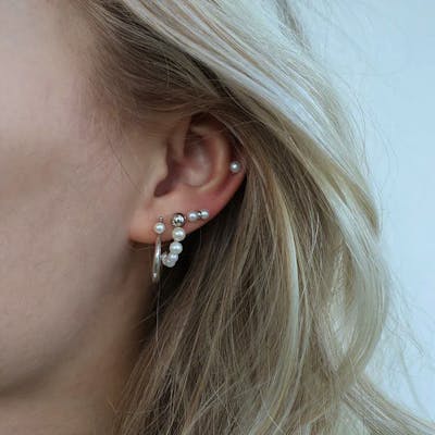 Essentials by Aagaard — Freshwater Pearl Stud Earrings, 5 mm Essentials by Aagaard Freshwater Pearl Stud Earrings, 5 mm — Kolczyk