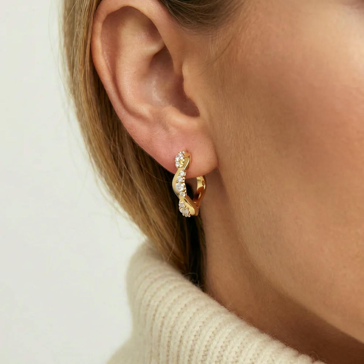 Sif Jakobs Jewellery — Ellera Waves Altro Creolo Earrings Sif Jakobs Jewellery Ellera Waves Altro Creolo Earrings — Øreringer