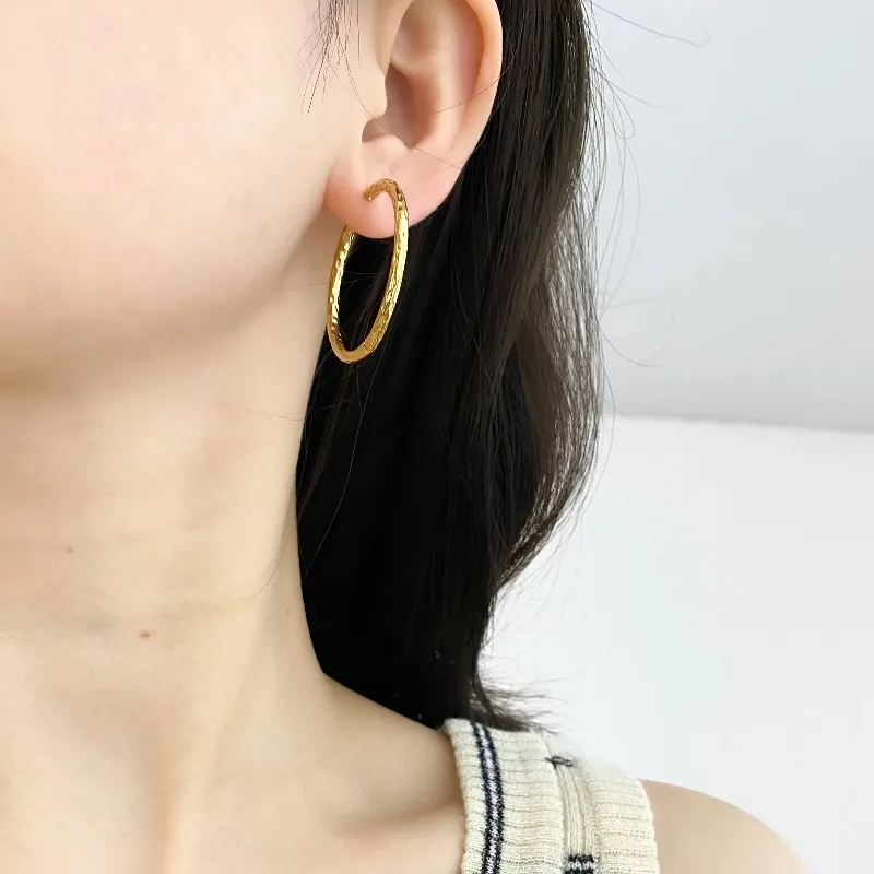Ayo Copenhagen Aurelia Hammered Hoops — Kolczyk