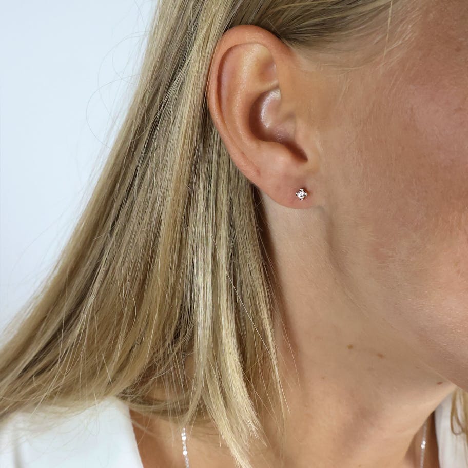Mary By Aagaard — Mary Stud Earrings With 2x0.05ct W/VS Labgrown Diamond Mary By Aagaard Mary Stud Earrings With 2x0.05ct W/VS Labgrown Diamond — Korvakorut