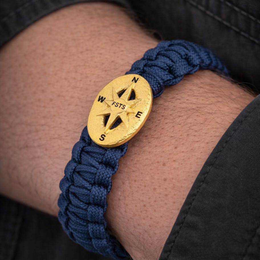 From Soldier to Soldier — FSTS Bracelet Blue with Gold Plated Sterling Silver Compass Lock From Soldier to Soldier FSTS Bracelet Blue with Gold Plated Sterling Silver Compass Lock — Armbånd
