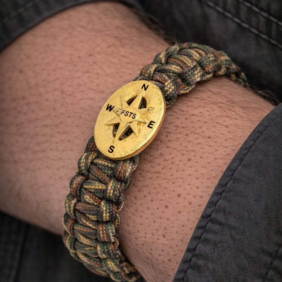 From Soldier to Soldier — FSTS Bracelet Camouflage with Gold Plated Sterling Silver Compass Lock From Soldier to Soldier FSTS Bracelet Camouflage with Gold Plated Sterling Silver Compass Lock — Armbånd