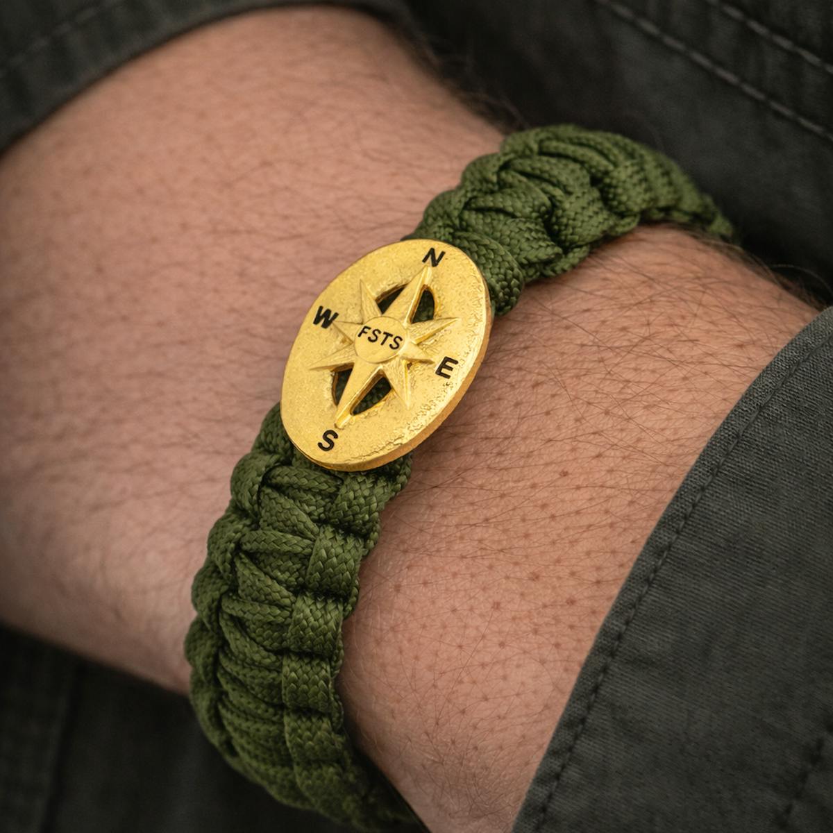From Soldier to Soldier — FSTS Bracelet Green with Gold Plated Sterling Silver Compass Lock From Soldier to Soldier FSTS Bracelet Green with Gold Plated Sterling Silver Compass Lock — Armbånd