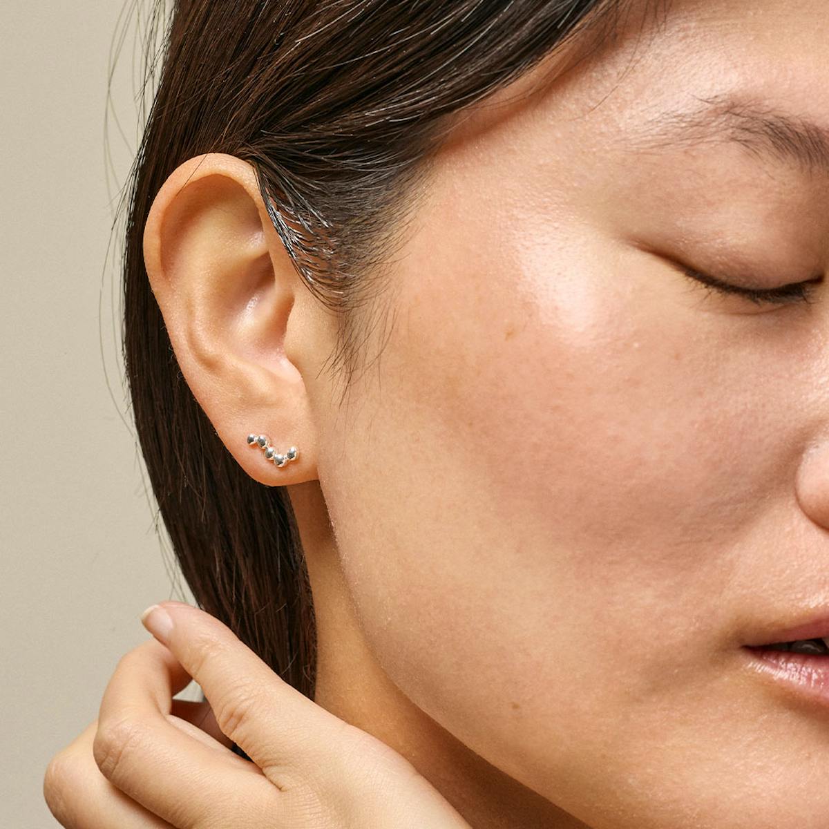 Enamel Copenhagen — Nara Long Studs Enamel Copenhagen Nara Long Studs — Náušnice