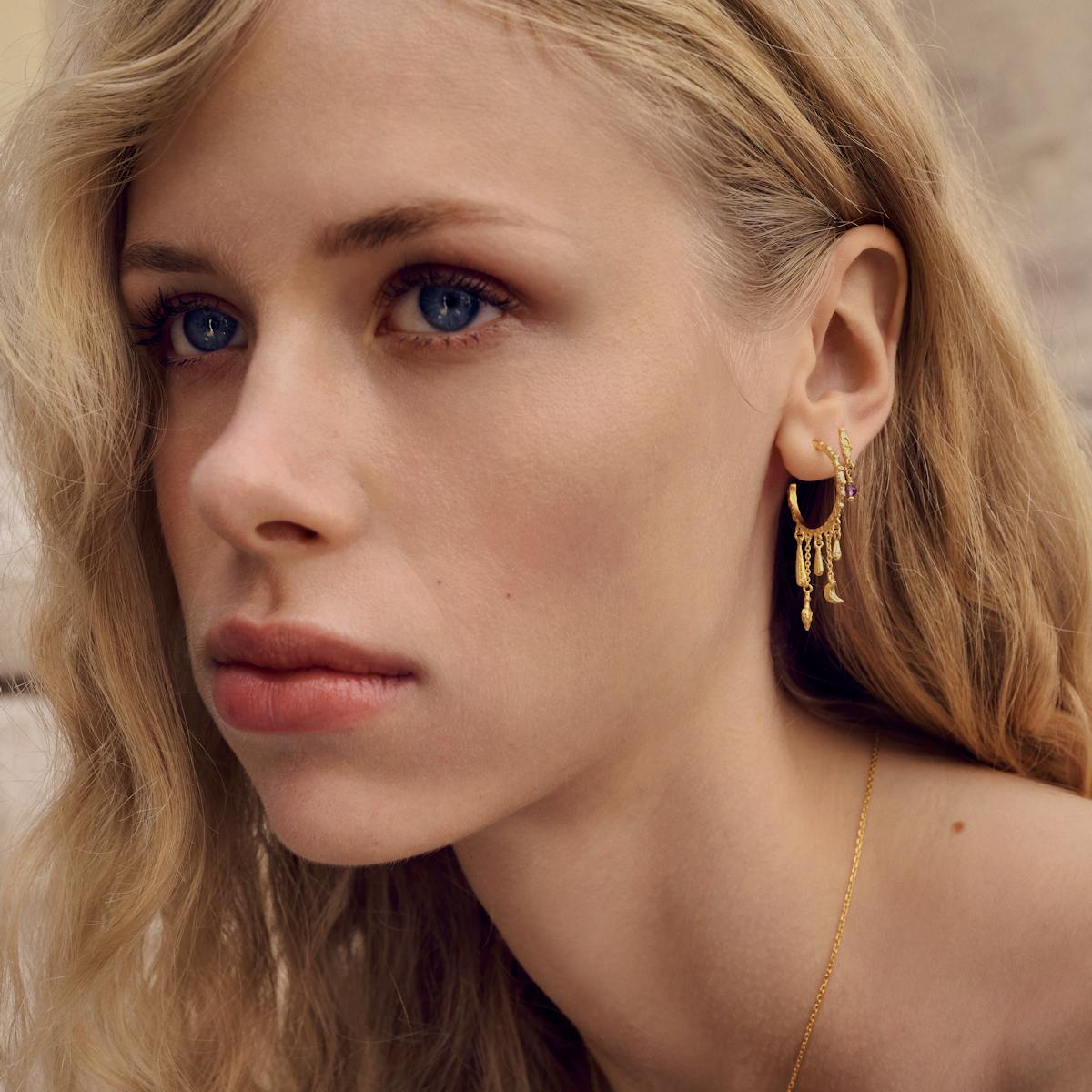 Maanesten — Verona Earrings Woman with golden earpiece with accesories