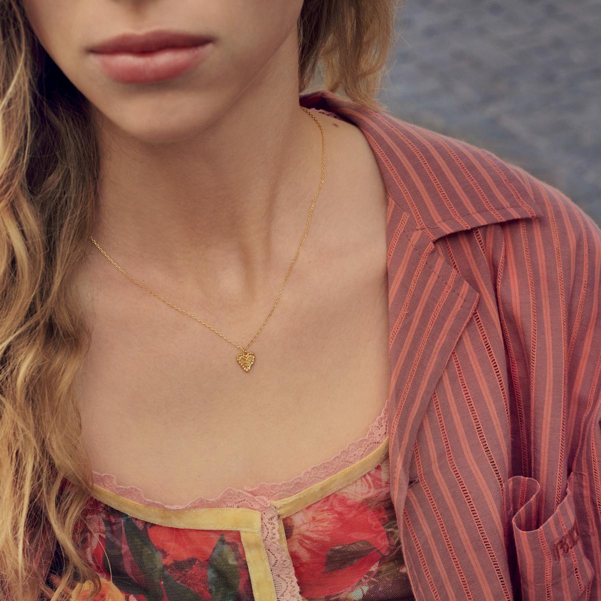 Maanesten — Fatale Necklace woman with gold heart necklace