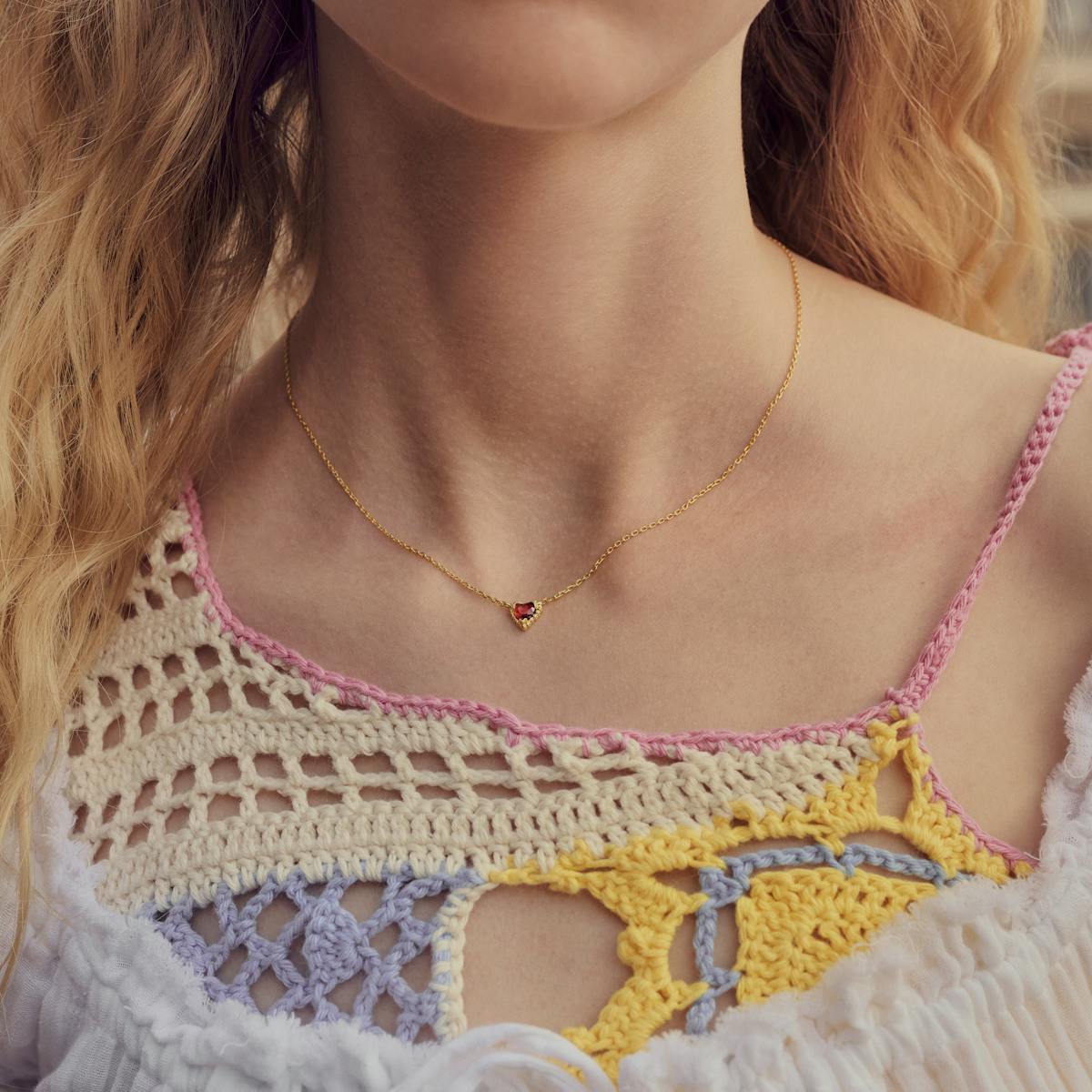 Maanesten — Leoni Necklace Woman with garnet heart necklace