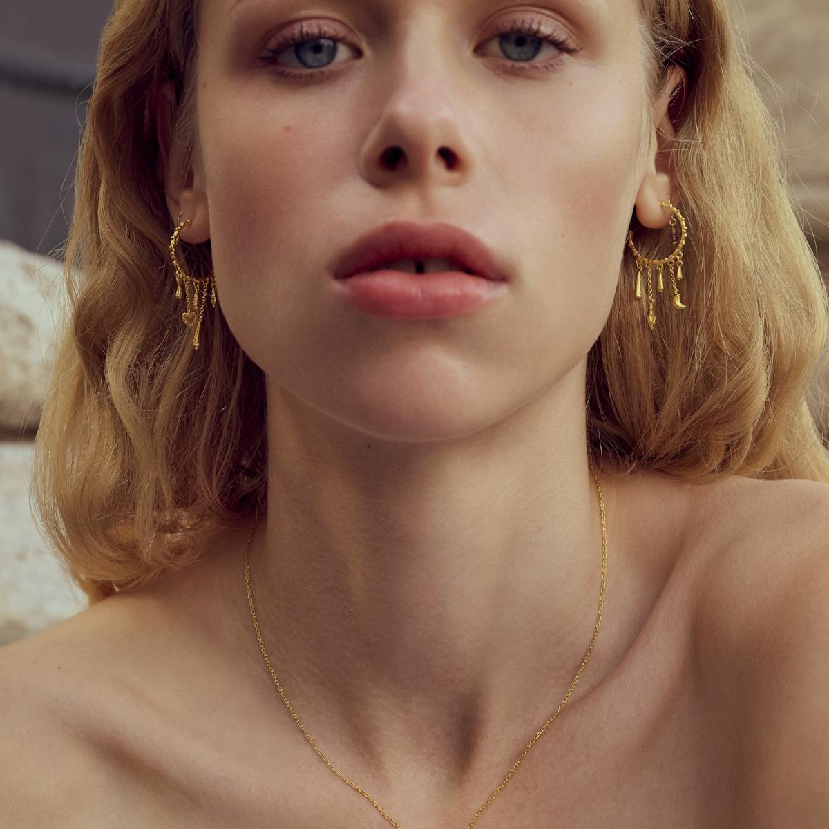 Maanesten — Romeo Necklace Woman with golden mask necklace
