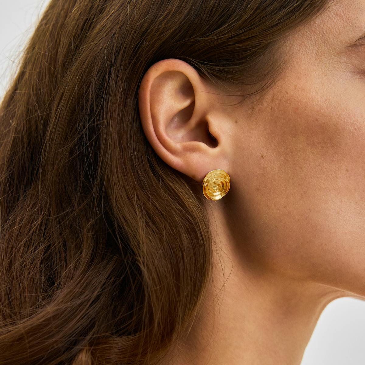 Pernille Corydon — Large Rose Earsticks woman with gold rose ear stick