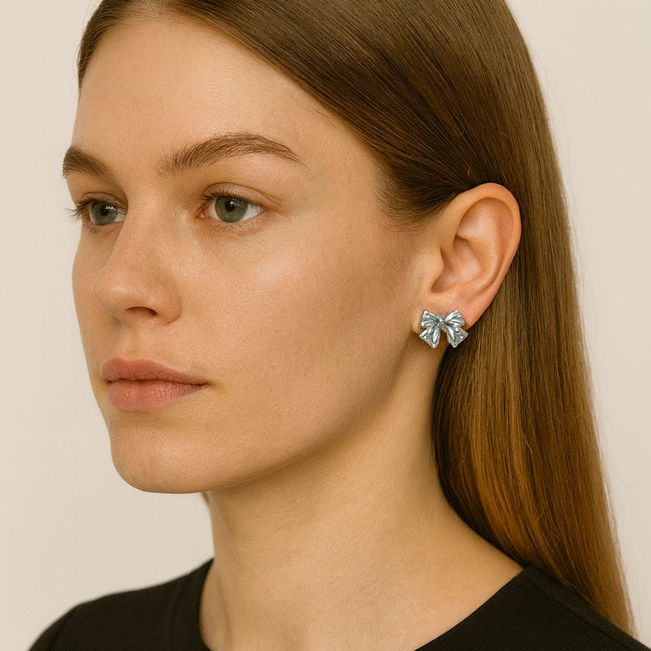 Ayo Copenhagen — Colette Petite Bow Earrings Ayo Copenhagen Colette Petite Bow Earrings — Örhängen